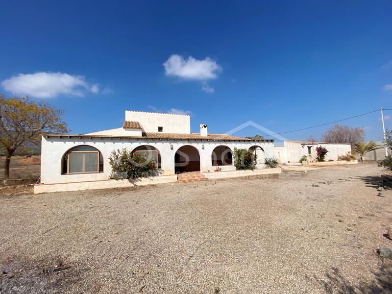 VH2519: 4 Bedroom Country House for Sale